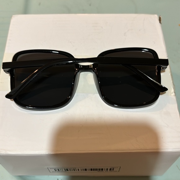 Black fashion sunglasses - Picture 2 of 3